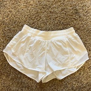 LuluLemon - Hotty Hot Low-rise Lined Short 2.5”